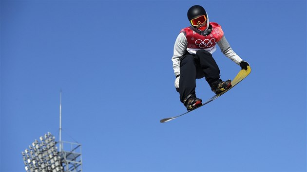 Belgick snowboardista Seppe Smits bhem kvalifikace big airu.