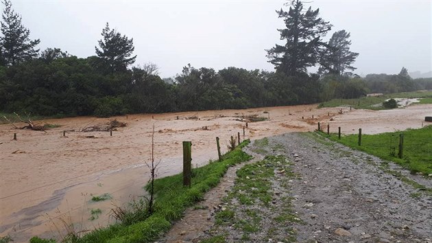Zatopená farma v novozélandském Bainhamu (20. února 2018).