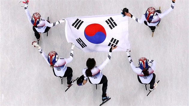 Korejsk rychlobruslaky slav zlato ze tafety 3000 m v short tracku.