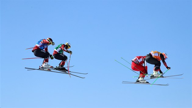 Finlov jzda skikrosu, zprava: Marc Bischofberger ze vcarska, Sergej Ridzik z Ruska, Kevin Drury a Brady Leman z Kanady