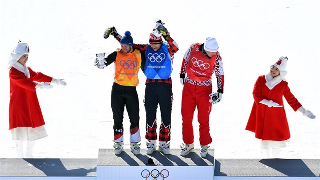 Na stupnch vtz ve skikrosu stoj zleva stbrn Marc Bischofberger, zlat Brady Leman z Kanady a bronzov Sergej Ridzik z Ruska.