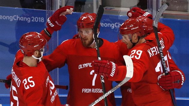 Rusk hokejista Ivan Tlegin oslavuje se svmi spoluhri gl do st Norska ve tvrtfinle olympijskho turnaje.