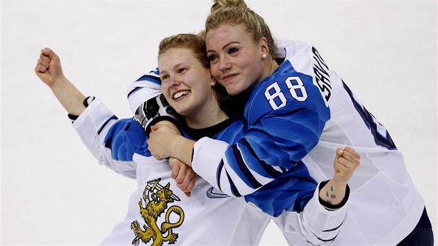 Finské hokejistky Noora Tulusová a Ronja Savolainenová oslavují bronzovou medaili na olympiádě, když porazily Rusky.