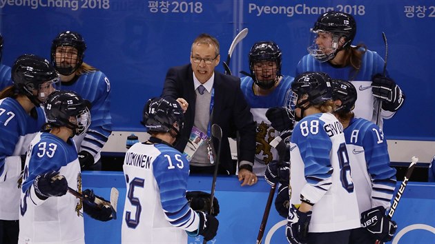 Trenér Finska dává jasné instrukce svým hráčkám v boji o bronz na olympiádě v hokeji.