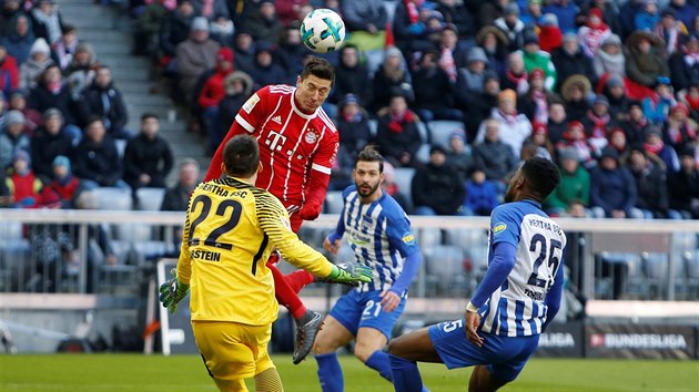 Polský útočník Robert Lewandowski (Bayern Mnichov) se pokouší usměrnit míč hlavou do branky.