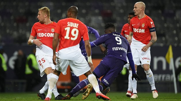 Yaya Sanogo (Toulouse) v obklen hr Monaka.