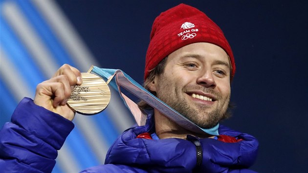 Britsk snowboardista Billy Morgan pzuje s bronzovou medail z disciplny Big Air.