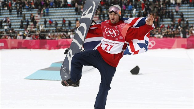 Britsk snowboardista Billy Morgan se raduje ze zisku bronzov medaile v discipln Big Air.