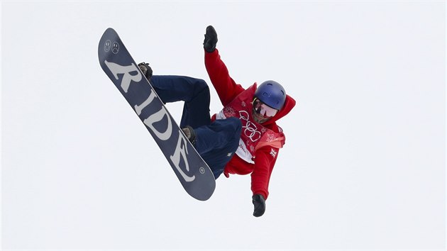 Britsk snowboardista Billy Morgan pedvd skok v discipln Big Air.