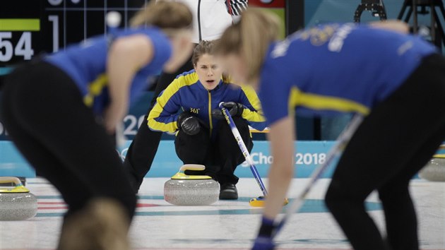 Anna Hasselborgov ze vdska (uprosted) posl kmen po led ve finle curlingovho turnaje en.