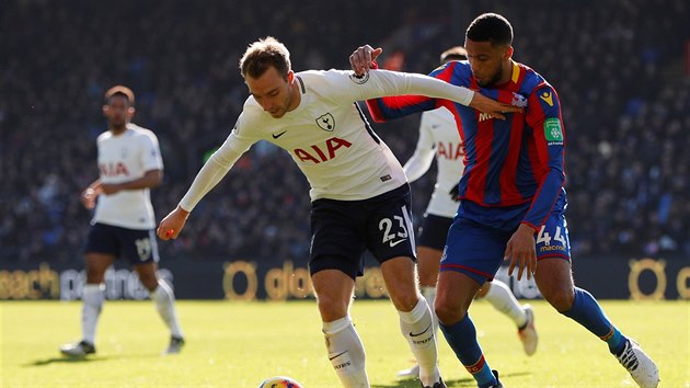 Christian Eriksen z Tottenhamu se sna udret balon proti Jaïru Riedewaldovi z Crystal Palace.
