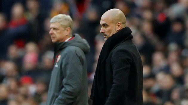 Trenéři obou klubů Pep Guardiola z Manchester City a Arsene Wenger z Arsenalu během finálového zápasu Ligového poháru.