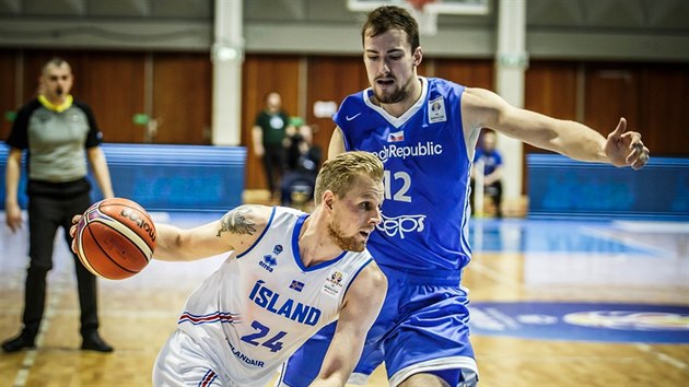 Islandsk basketbalista Haukur Palsson (vlevo) unik eskmu pivotovi Ondeji Balvnovi.