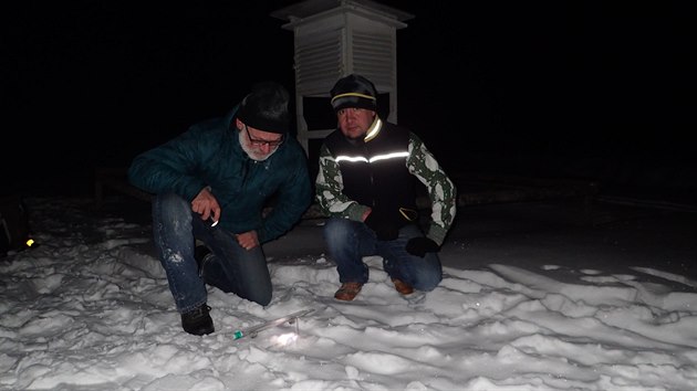 Šumavští meteorologové Roman Szpuk a Petr Matějka naměřili na stanici Kvilda Perla v noci na pondělí minus 22 stupňů Celsia. (26. února 2018)
