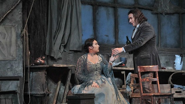 Sonja Jončeva jako Mimi a Michael Fabiano jako Rudolf v inscenaci Pucciniho Bohémy v Metropolitní opeře