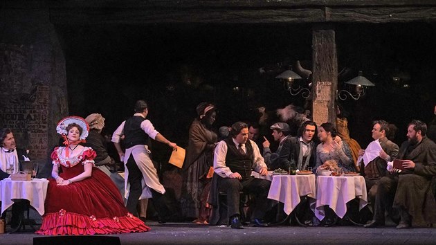 Scéna z Pucciniho Bohémy v Metropolitní opeře