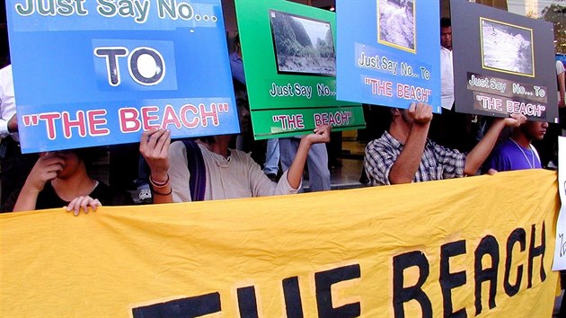 Protesty ekologickch aktivist v roce 2000. Podle nich producenti filmu Pl pi naten nenvratn pokodili kehk ekosystm na ostrov.