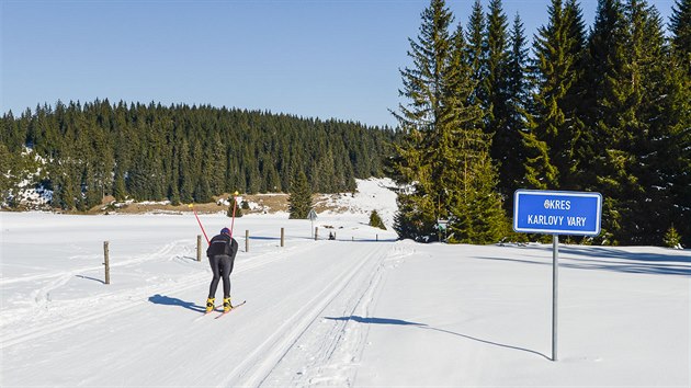 Z části vede Krušnohorská magistrála po silnicích, které se v zimě přemění na lyžařské tratě.