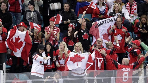 Radost kanadskch fanouk v zpase o bronzov medaile z eskem.