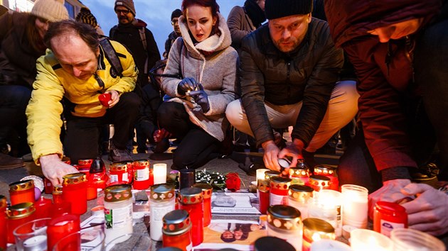 Na Václavském náměstí lidé uctili památku zavražděného slovenského novináře Jána Kuciaka a jeho přítelkyně (26. února 2018)