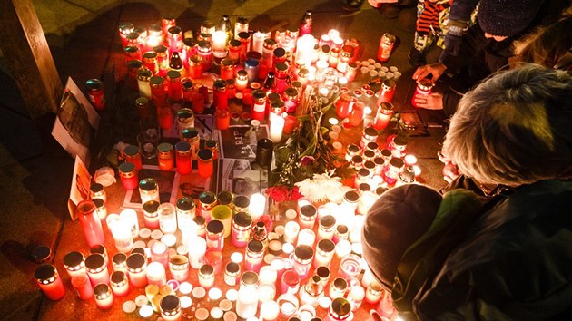 Na Václavském náměstí lidé uctili památku zavražděného slovenského novináře Jána Kuciaka a jeho přítelkyně (26. února 2018)