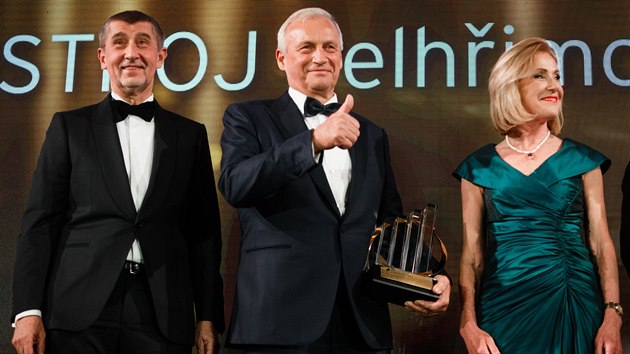 EY Podnikatel roku 2017 Lubomír Stoklásek, po jeho boku Magdalena Souček, vedoucí partnerka poradenské společnosti EY, a premiér v demisi Andrej Babiš. (27. února 2018)