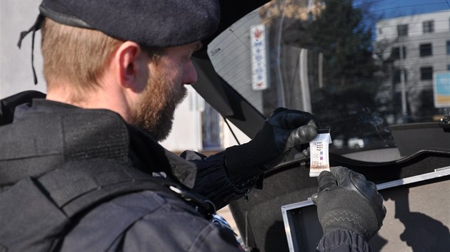 Efektivita postihu se v poslednch letech zvila dky specilnm sadm na zjiovn druh drog. Policist na zatku kontroly zv obsah zajitn ltky. Pak ji otestuj pomoc detekn sady NARK II Test (prhledn sek na snmku).