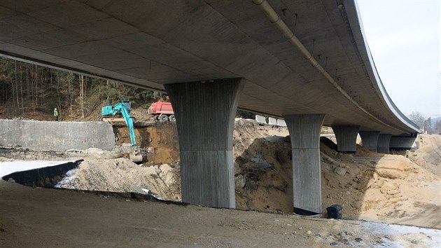 Nová silnice za 360 milionů mezi Libercem a Jabloncem nad Nisou je už ze 70 procent hotová.