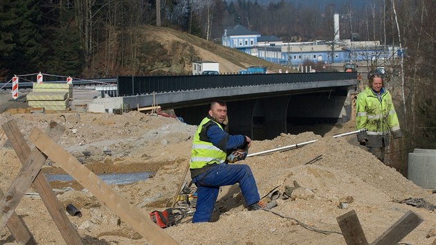 Nová silnice za 360 milionů mezi Libercem a Jabloncem nad Nisou je už ze 70 procent hotová.