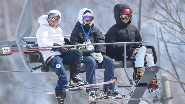 Ester Ledeck (vpravo) s rodii pi svm ternm snowboardovm trninku. (20. nora 2018)