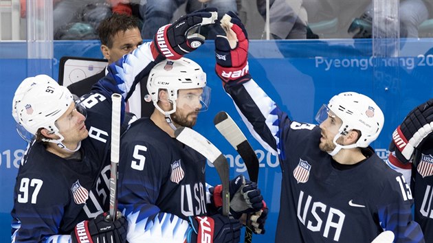 Amerit hokejist Matt Gilroy, Noah Welch a Ryan Gunderson po vtznm olympijskm utkn se Slovenskem. (20. nora 2018)