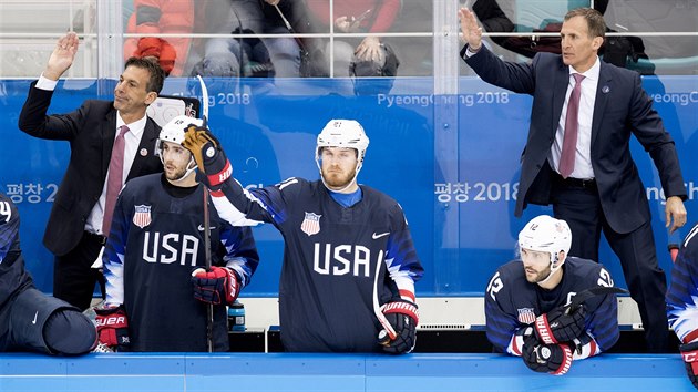 Američtí trenéři Tony Granato a Chris Chelios při olympijském utkání se Slovenskem. (20. února 2018)