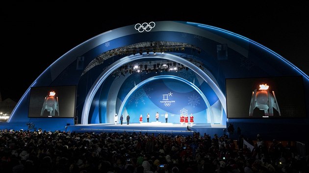 BRONZ. esk rychlobruslaka Karolna Erbanov vybojovala na olympijsk drze na 500 metr bronzovou medaili. Zvtzila Japonka Kodairov ped domc I Sang-hwa. (20. nora 2018)