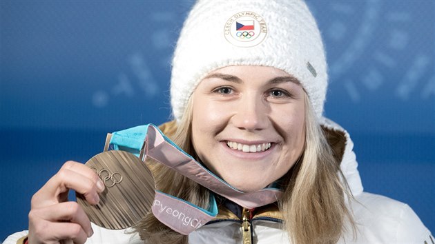 BRONZ. esk rychlobruslaka Karolna Erbanov vybojovala na olympijsk drze na 500 metr bronzovou medaili. (20. nora 2018)