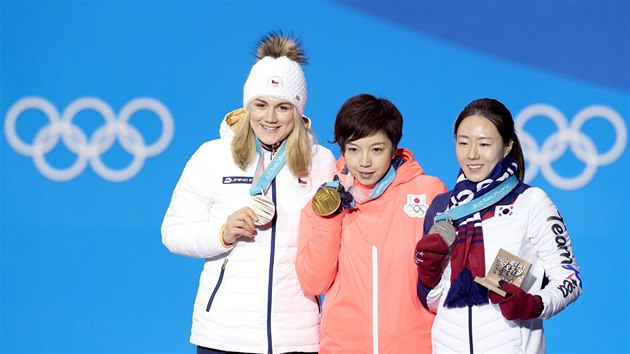 BRONZ. Česká rychlobruslařka Karolína Erbanová vybojovala na olympijské dráze na 500 metrů bronzovou medaili. Zvítězila Japonka Kodairová před domácí I Sang-hwa. (20. února 2018)