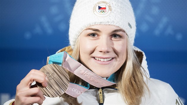 BRONZ. Česká rychlobruslařka Karolína Erbanová vybojovala na olympijské dráze na 500 metrů bronzovou medaili. (20. února 2018)