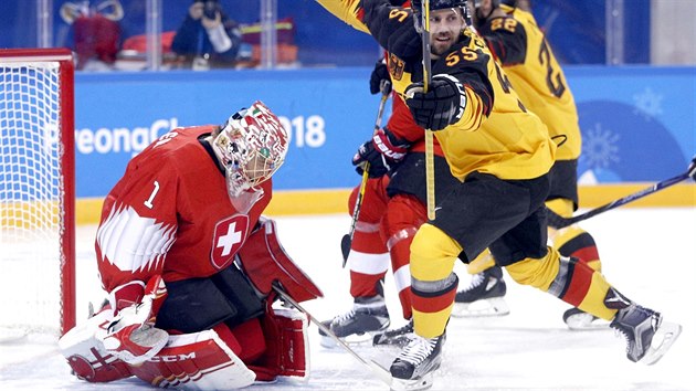 Nmet hokejist se raduj z branky Leonhardem Pfoderlem v olympijskm utkn...