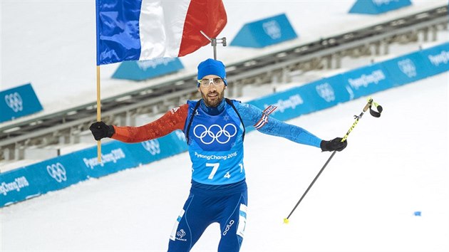 ZLATO. Francouzsk biatlonista Martin Fourcade v cli olympijskho zvodu ve smen tafet v jihokorejskm stedisku Alpensia. (20. nora 2018)