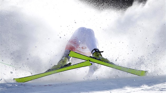 Český lyžař Jan Zabystřan spadl v olympijském slalomu v jihokorejském středisku Jongpchjong. (22. února 2018)