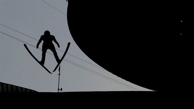Čech Ondřej Pažout při tréninkovém olympijském skoku v týmové soutěži sdruženářů. (22. února 2018)
