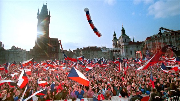 Tisíce fanoušků přivítaly na pražském Staroměstském náměstí české hokejisty po návratu ze zimních olympijských her v Naganu (únor 1998).