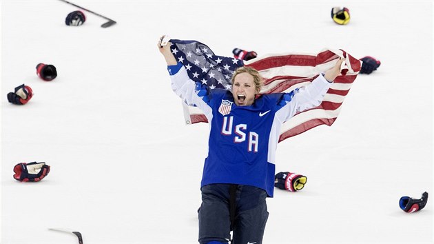 ZLATO. Hokejistky USA slav zisk zlat olympijsk medaile po vtzstv nad...