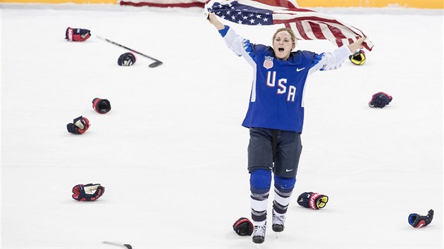 ZLATO. Hokejistky USA slav zisk zlat olympijsk medaile po vtzstv nad...