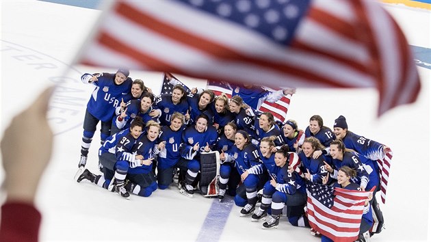 ZLATO. Hokejistky USA slav zisk zlat olympijsk medaile po vtzstv nad...