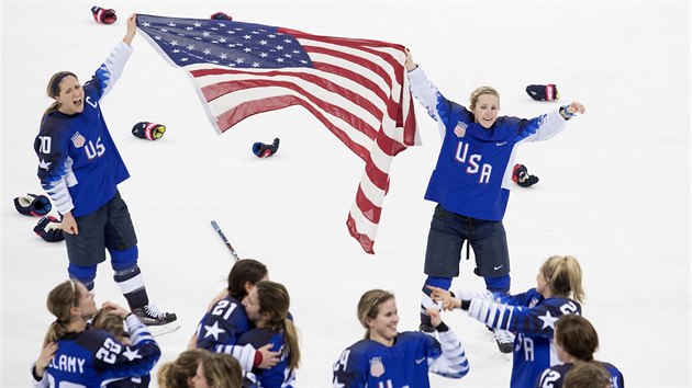 ZLATO. Hokejistky USA slaví zisk zlaté olympijské medaile po vítězství nad Kanaďankami. (22. února 2018)