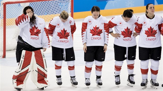 ST��BRN� SMUTEK. Kanadsk� hokejistky po fin�lov� por�ce od Ameri�anek. (22. �nora 2018)