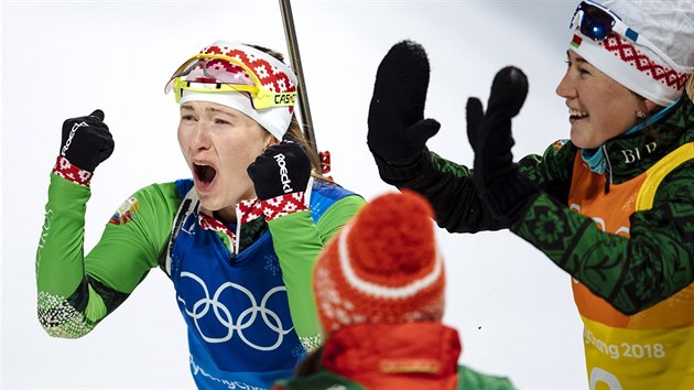 VÍTĚZSTVÍ. Běloruská finišmanka Darja Domračevová doběhla pro vítězství ve štafetovém závodu na 4x6 kilometrů v olympijském středisku Alpensia. (22. února 2018)