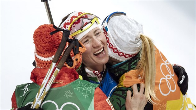 VÍTĚZSTVÍ. Radost vítězných Bělorusek v cíli štafetového závodu na 4x6 kilometrů v olympijském středisku Alpensia. Uprostřed je finišmanka Darja Domračevová. (22. února 2018)