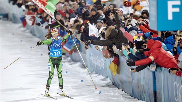VÍTĚZSTVÍ. Běloruská finišmanka Darja Domračevová doběhla pro vítězství ve štafetovém závodu na 4x6 kilometrů v olympijském středisku Alpensia. (22. února 2018)