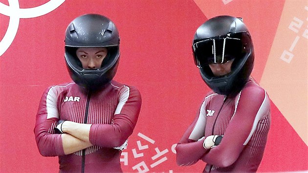 Ruské bobistky Naděžda Sergejevová (vlevo) a Anastasia Kočeržovová krátce před olympijskou jízdou v Pchjongčchangu. (20. února 2018)